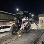 事故で破損したニンジャ250をクレーンで積載して搬送する様子