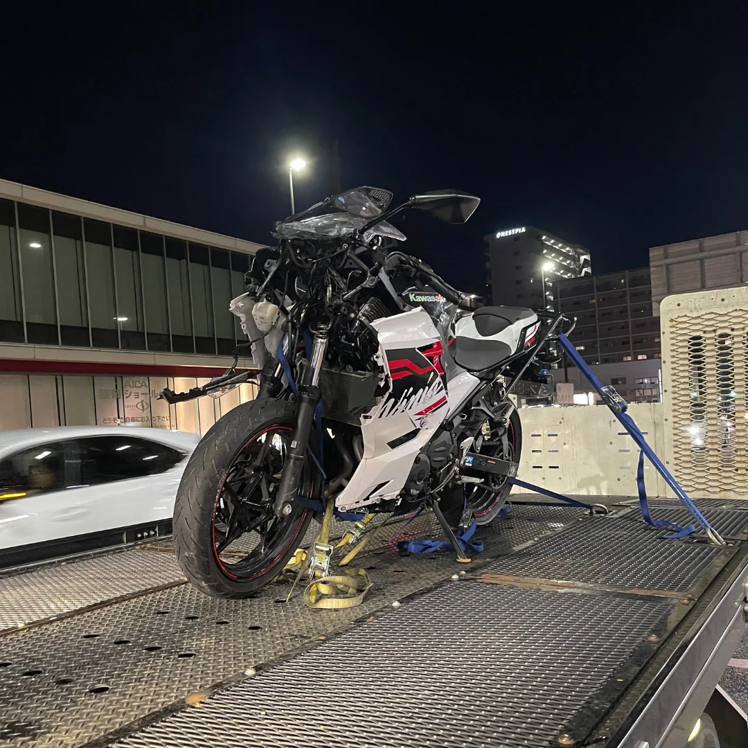 事故で破損したニンジャ250をクレーンで積載して搬送する様子