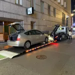 博多駅近くの立体駐車場でハイブリッド異常となったプリウスのレッカー搬送（夜間対応）