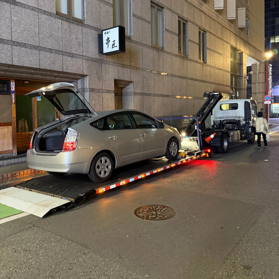 博多駅近くの立体駐車場でハイブリッド異常となったプリウスのレッカー搬送