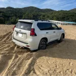 糸島市・芥屋海水浴場の砂浜でスタックしたランドクルーザープラド。実費対応で救出作業を実施