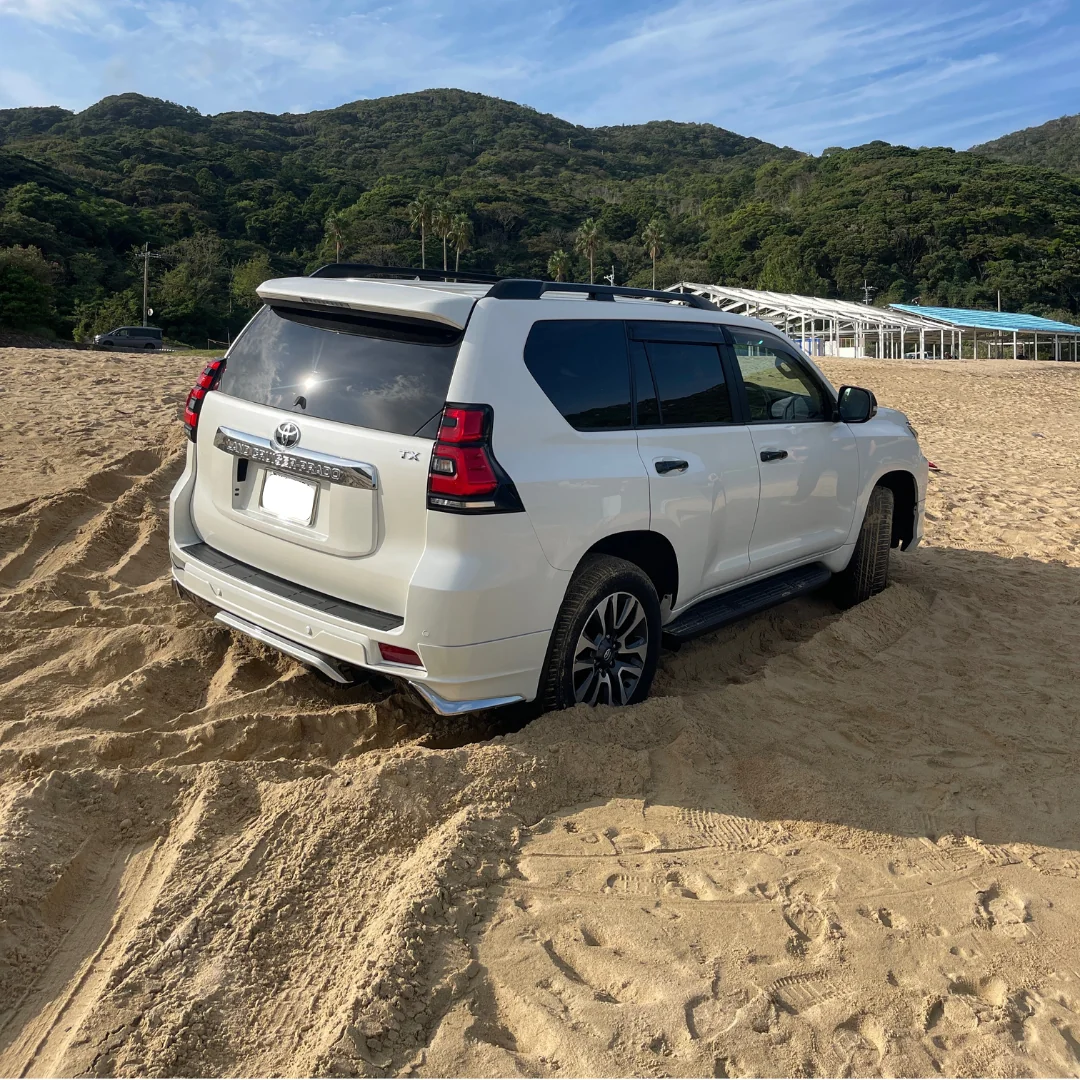 芥屋海水浴場でスタックし砂浜に埋まったランドクルーザープラドの後方からの様子