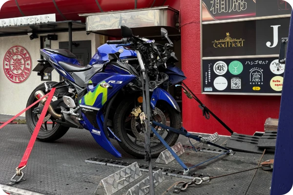 事故で破損したバイクの搬送