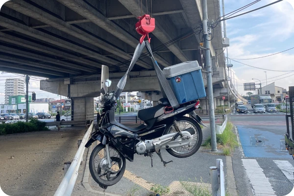 バイクをクレーンで引き上げる様子