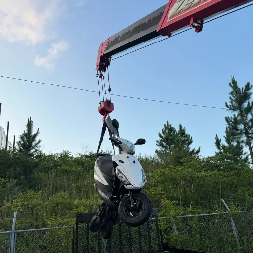 クレーンを使用したバイク引き上げ作業