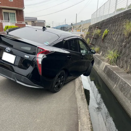 福岡市東区でトヨタプリウスの右前輪脱輪対応