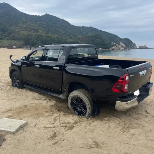 糸島市でトヨタハイラックスの砂浜スタック対応