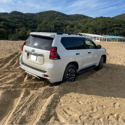 糸島市でトヨタランドクルーザープラドの砂浜スタック対応