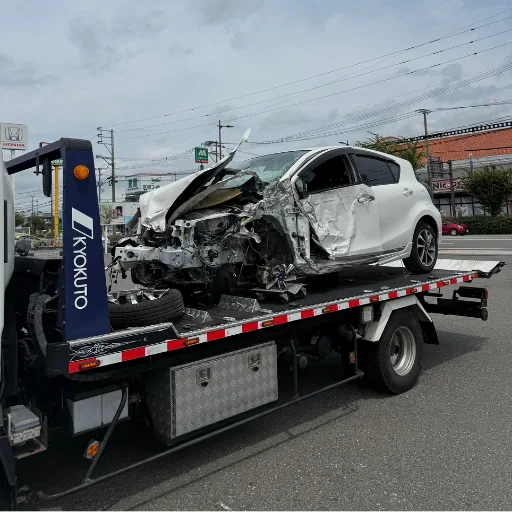 事故で大破した車両の搬送